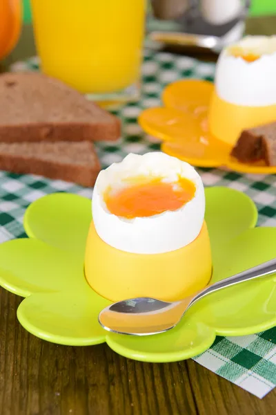 Gekochte Eier in Eierbechern auf dem Tisch in Großaufnahme — Stockfoto