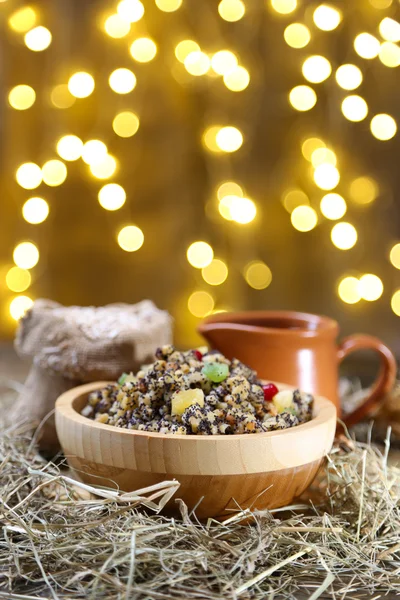Mísa s kutia - tradiční vánoční sladké jídlo na Ukrajině, Bělorusku a Polsku, na dřevěném stole, na jasném pozadí — Stock fotografie