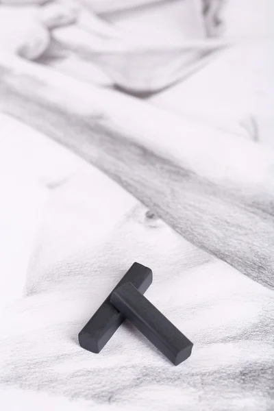 Schwarze Zeichnung Kohle auf Bild isoliert auf weiß — Stockfoto