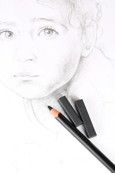 Schwarze Zeichenkohle und Bleistift auf Bild isoliert auf Weiß — Stockfoto
