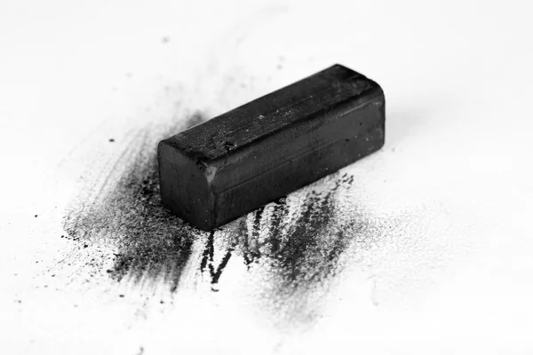 Черный уголь, выделенный на белом — стоковое фото