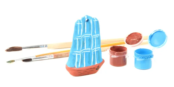 手工陶瓷船和颜色漆上白色孤立 — 图库照片