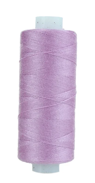 白で隔離される糸の着色されたスプール — ストック写真