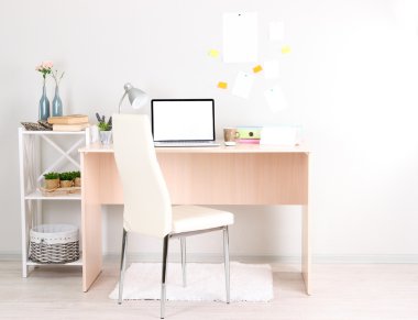 Ev İşyeri dizüstü ile yakın çekim