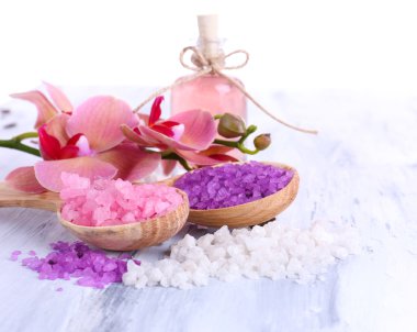 güzel çiçek ile natürmort orkide çiçek ve renk ahşap zemin üzerinde deniz tuzu ile tahta kaşıklar