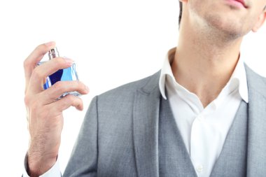 beyaz izole parfüm kullanma yakışıklı genç