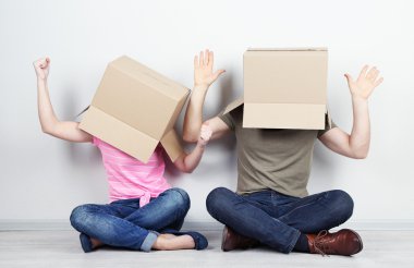 karton kutular üzerinde başlarını duvara yakın katta oturan Çift