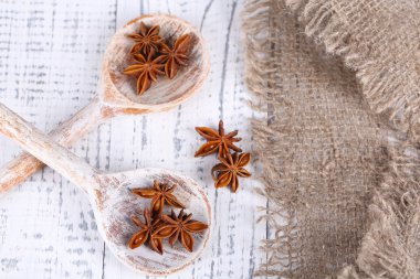 yıldız anason, tahta kaşık, ahşap zemin üzerinde