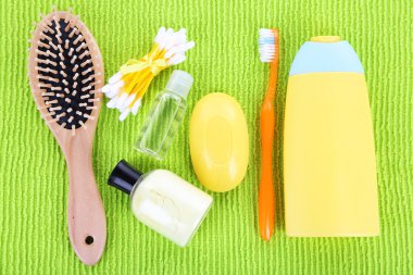 Hijyen ekipmanları, renkli arka plan üzerinde