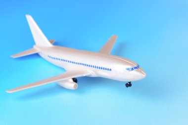 mavi zemin üzerine uçak