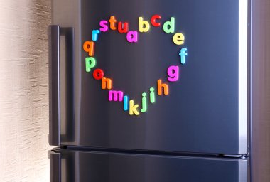 buzdolabı üzerinde renkli mıknatıslı harfler