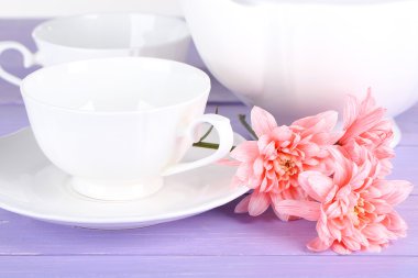 pembe krizantem çay servisi ahşap tablo