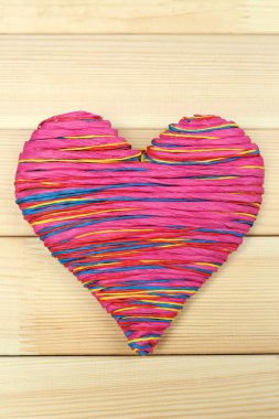 Ahşap arka planda dekoratif kalp