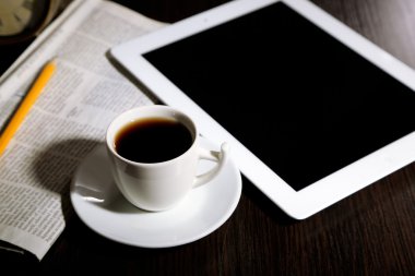 Tablet, gazete, fincan kahve ve çalar saat ahşap tablo