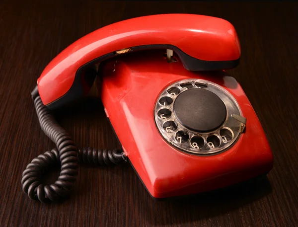 Röd retro telefon, på mörk bakgrund — Stockfoto