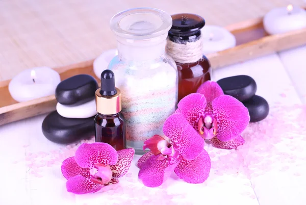 Hermoso entorno de spa con orquídea en la mesa de madera blanca de cerca — Foto de Stock