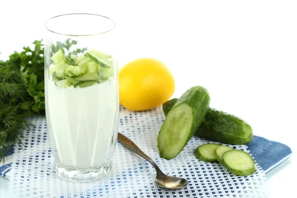 Komkommer yoghurt in glas, op kleur servet, geïsoleerd op wit — Stockfoto