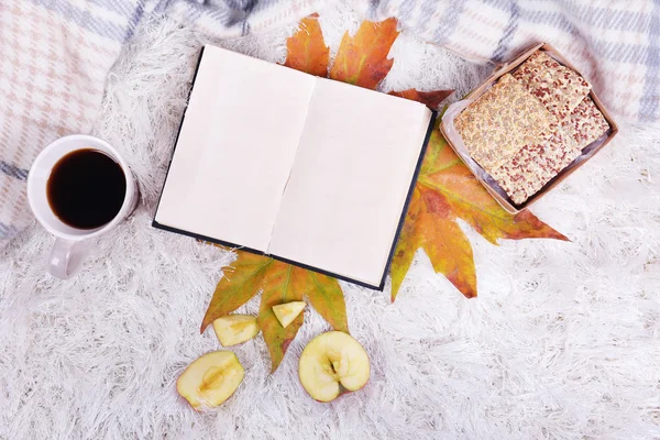 Sammansättning med varma Pläd, bok, kopp varm dryck, på mattan färgbakgrund — Stockfoto