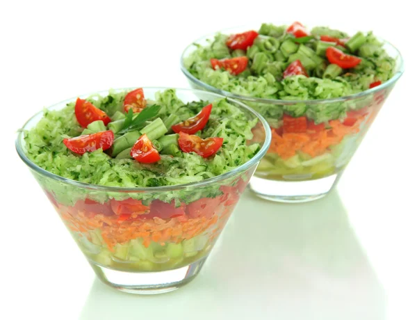 Taze sebze, üzerinde beyaz izole lezzetli salata — Stok fotoğraf