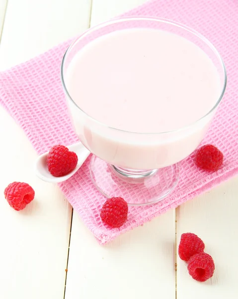 Köstlicher Joghurt mit Beeren auf dem Tisch aus nächster Nähe — Stockfoto