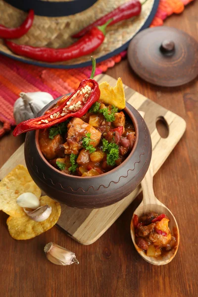 Chili Corn Carne - traditional mexican food, in pot, on napkin, on wooden background — Stock Photo, Image