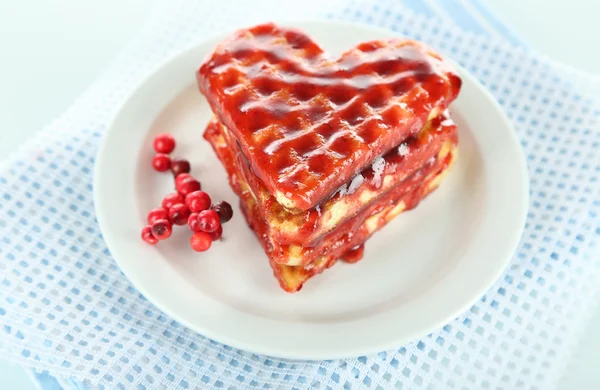 Gaufres belges sucrées à la confiture, isolées sur blanc — Photo