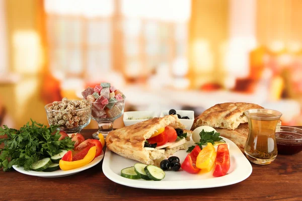 Desayuno turco tradicional en la mesa sobre fondo brillante — Foto de Stock