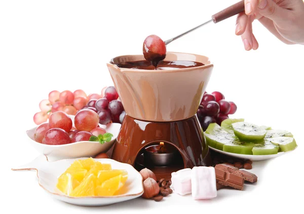 Fondue de chocolate con caramelos de malvavisco y frutas, aislado en blanco —  Fotos de Stock