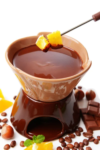 Chokladfondue med frukt, isolerad på vit — Stockfoto