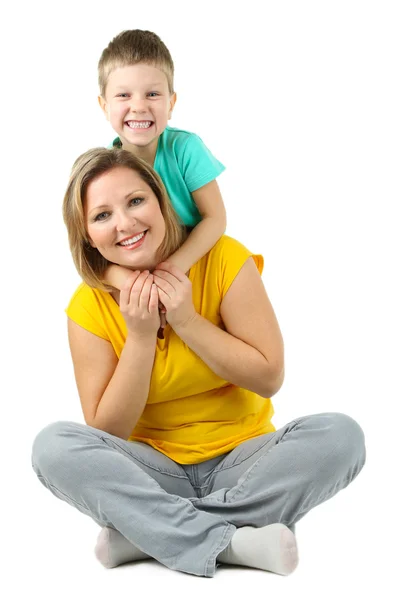 Güzel anne ile küçük oğlu üzerine beyaz izole — Stok fotoğraf