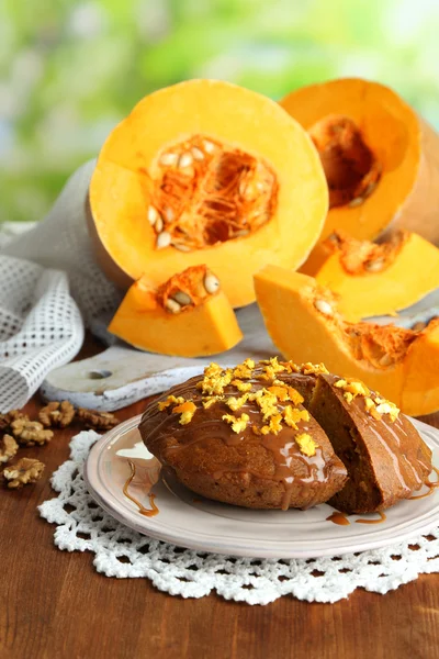 Delicious pumpkin pie on plate on wooden table on natural background — Stock Photo, Image