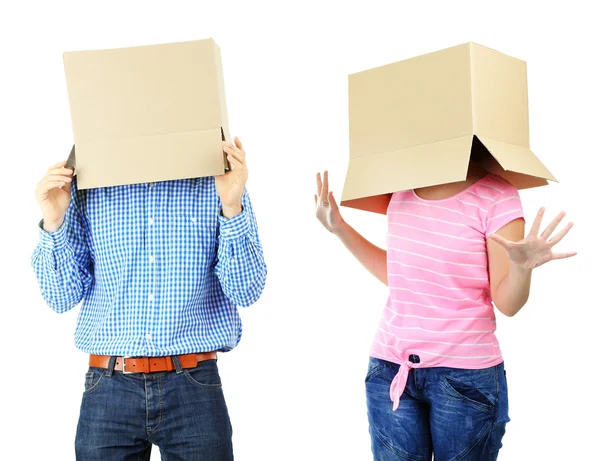 Coppia con scatole di cartone sulla testa isolate su bianco — Foto Stock
