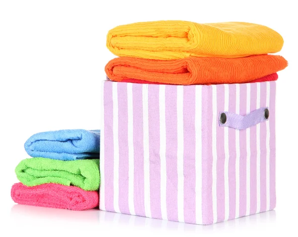 Textilbox mit hellen Handtüchern, isoliert auf weiß — Stockfoto