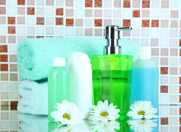Kozmetikumok és fürdőszobai kiegészítők a mozaik csempe háttér — Stock Fotó