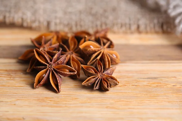 木制背景上的星形茴香 — 图库照片