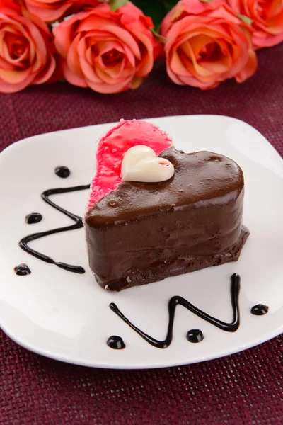 Sweet cake with chocolate on plate on table close-up — Stock Photo, Image