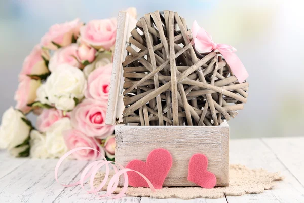 Bodegón romántico con corazón en ataúd de madera —  Fotos de Stock