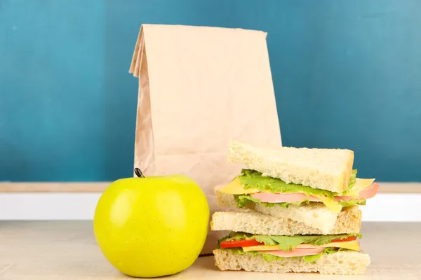 School breakfast on desk on board background — Stock Photo, Image