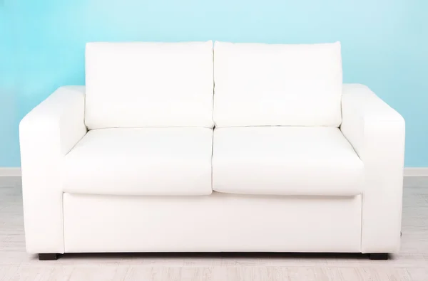 Weißes Sofa im Zimmer auf blauem Hintergrund — Stockfoto