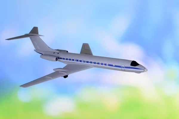 Samolot z tworzyw sztucznych na niebieskim tle — Zdjęcie stockowe