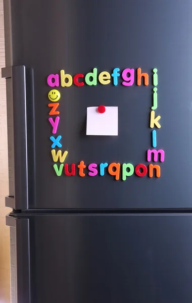 Coloridas letras magnéticas en el refrigerador —  Fotos de Stock
