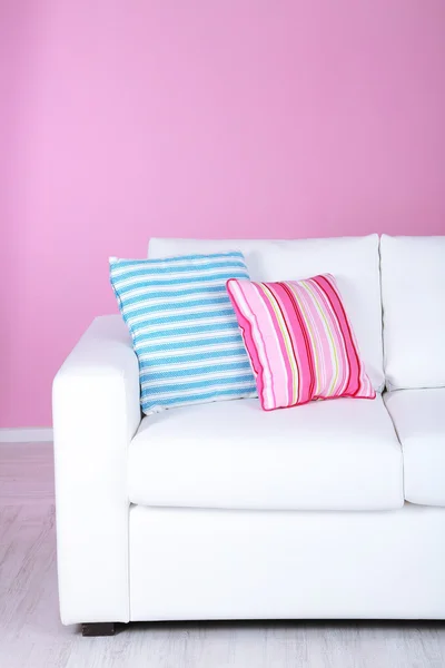 ピンクの背景の部屋で白いソファのクローズ アップ — ストック写真