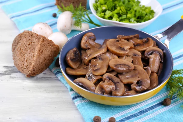 Delicious fried mushrooms in pan on table close-up — Stock Photo, Image
