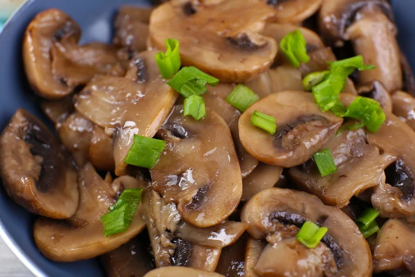 Délicieux champignons frits dans la casserole close-up — Photo