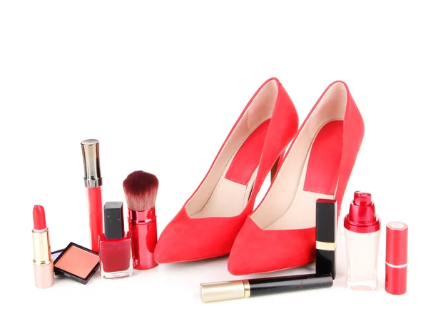 Belle scarpe rosse femminili con cosmetici, isolate su bianco — Foto Stock