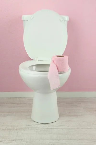 Witte toiletpot in badkamer — Stockfoto