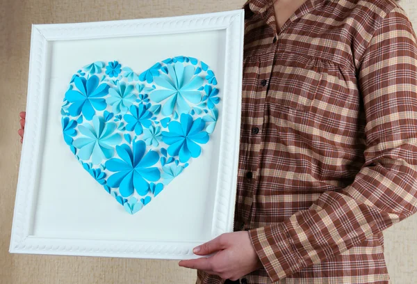 Mujer sosteniendo hermosa foto hecha a mano con corazón de flores de papel — Foto de Stock