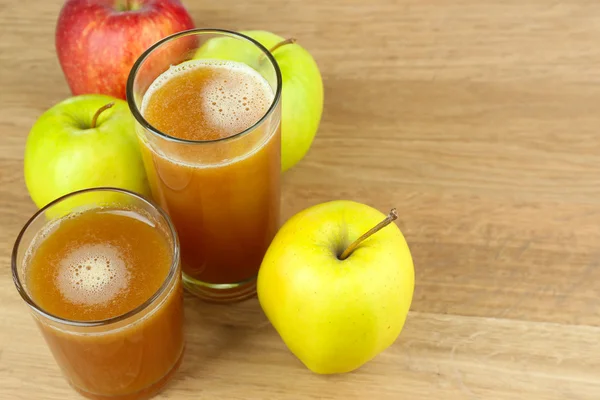 Gesunder frischer Saft aus Äpfeln hautnah — Stockfoto