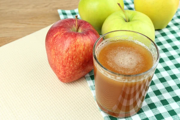 Gesunder frischer Saft aus Äpfeln hautnah — Stockfoto