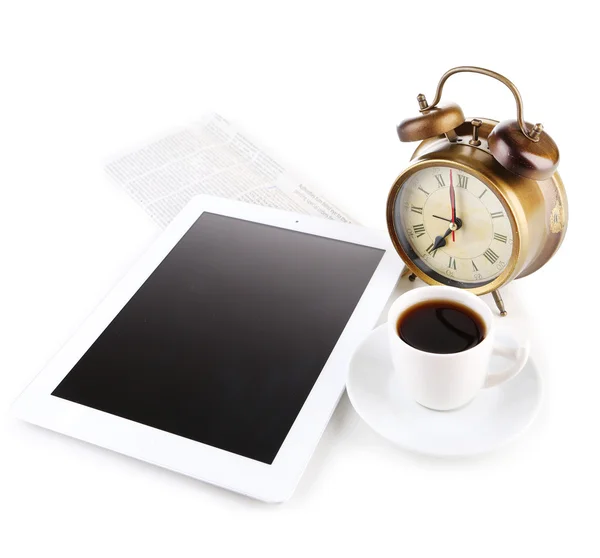 平板电脑上，报纸，杯咖啡和孤立的白色衬底上的闹钟 — 图库照片